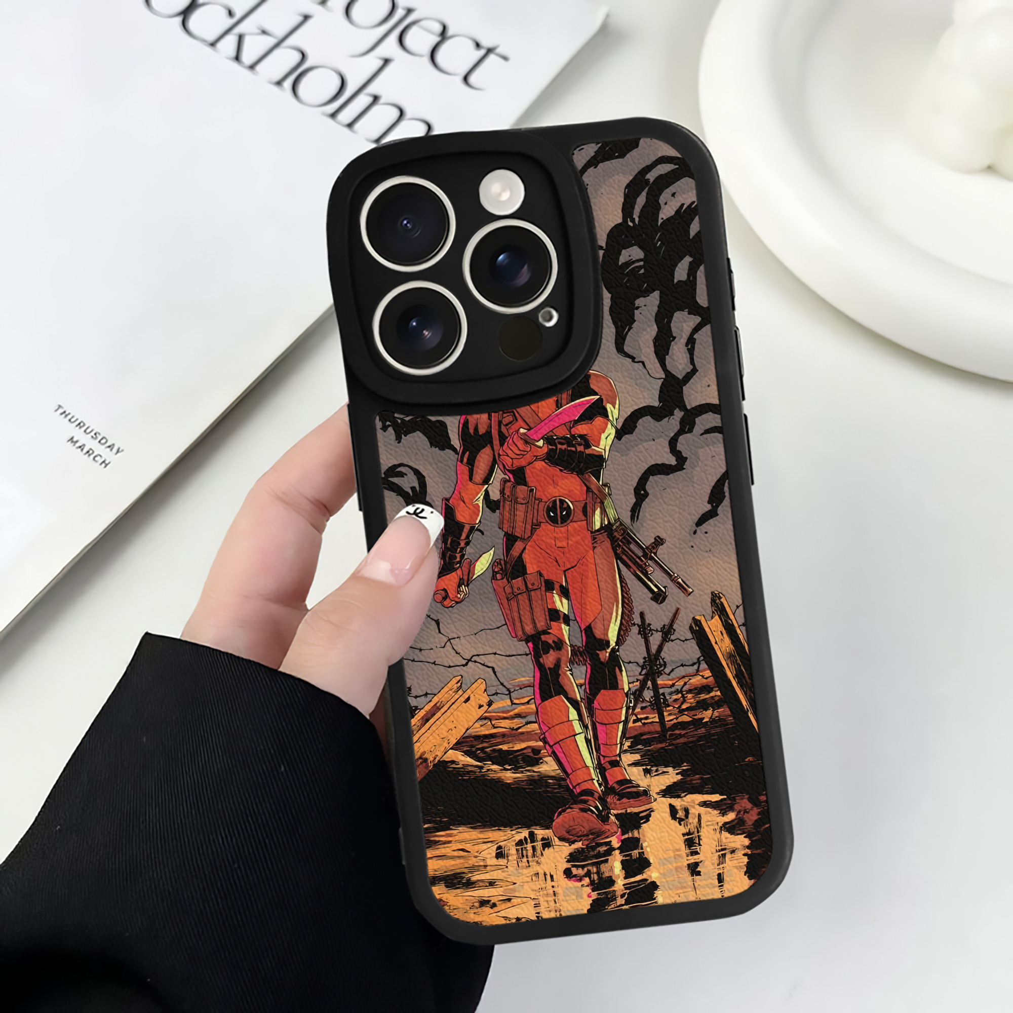 （画像用） Deadpool デッドプール 【iPhone 16シリーズ対応】シリコンスマホケース（レザー調） 材質：シリコン